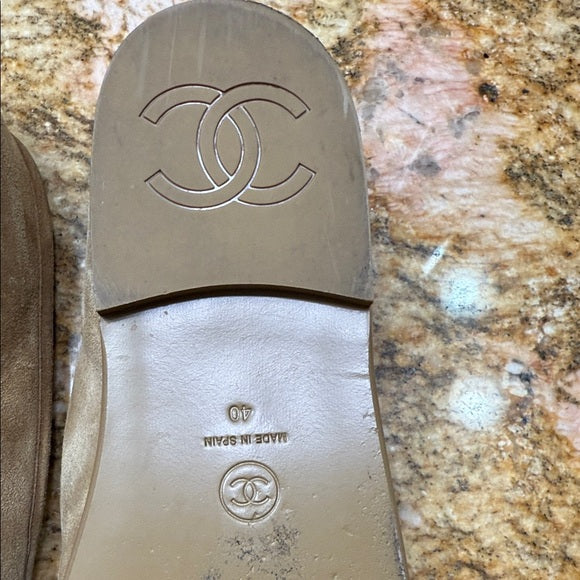 Chanel Beige Shearling CC Logo Loafers – Size 40 (Worn Once, With Box & Dust Bags)