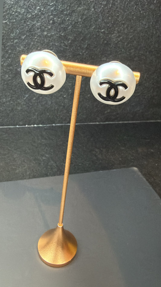 Chanel CC Pearl Round Earrings | Black Logo & Imitation Pearl Stud Earrings