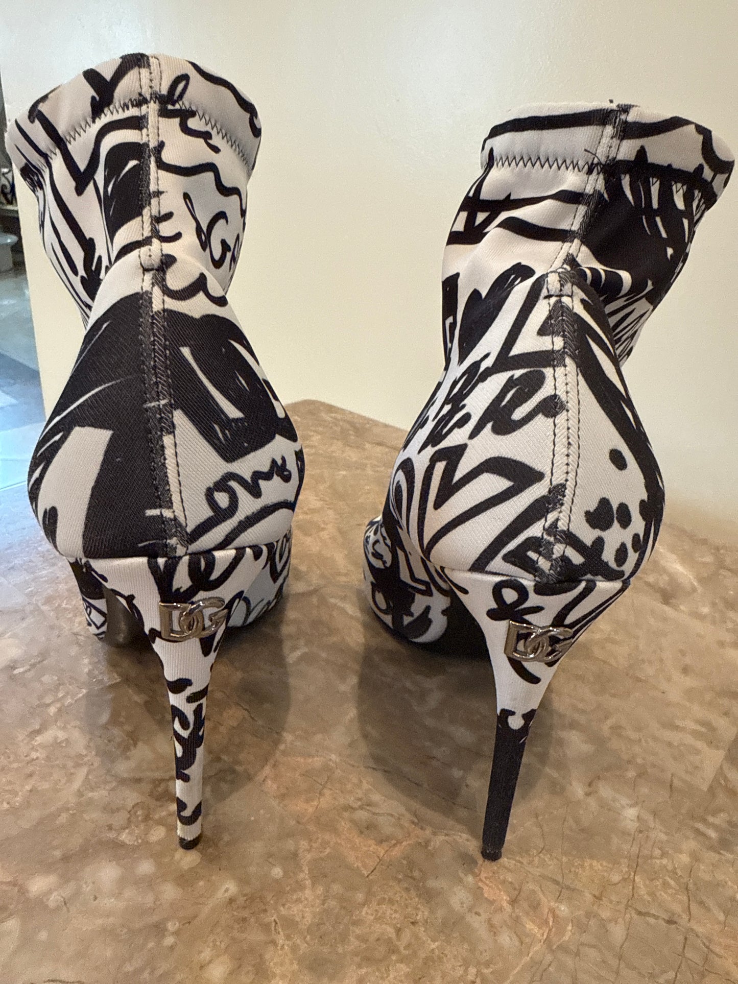 DOLCE & GABBANA Black & White Graffiti Sock Pumps – Size 40 (Pre-Owned)