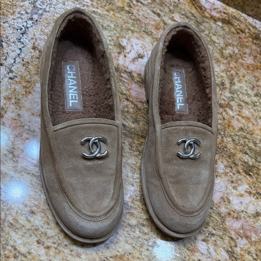 Chanel Beige Shearling CC Logo Loafers – Size 40 (Worn Once, With Box & Dust Bags)