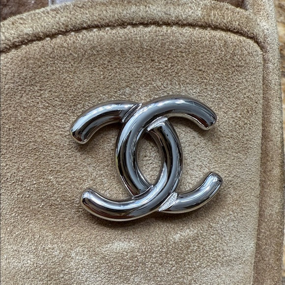 Chanel Beige Shearling CC Logo Loafers – Size 40 (Worn Once, With Box & Dust Bags)