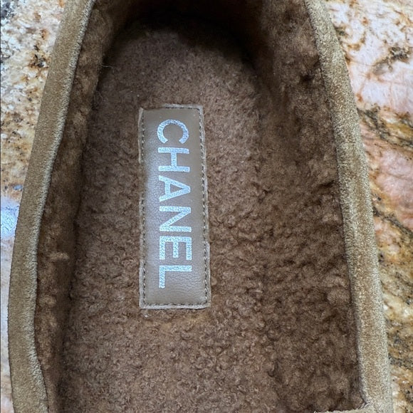 Chanel Beige Shearling CC Logo Loafers – Size 40 (Worn Once, With Box & Dust Bags)
