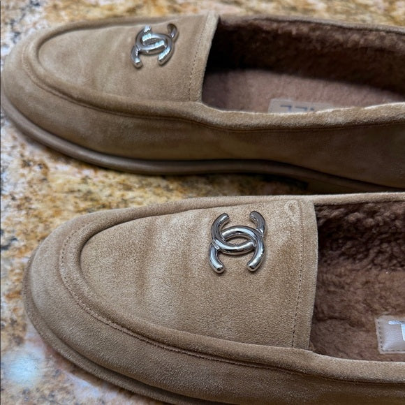 Chanel Beige Shearling CC Logo Loafers – Size 40 (Worn Once, With Box & Dust Bags)