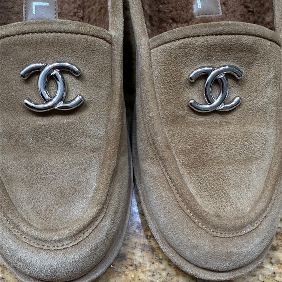 Chanel Beige Shearling CC Logo Loafers – Size 40 (Worn Once, With Box & Dust Bags)
