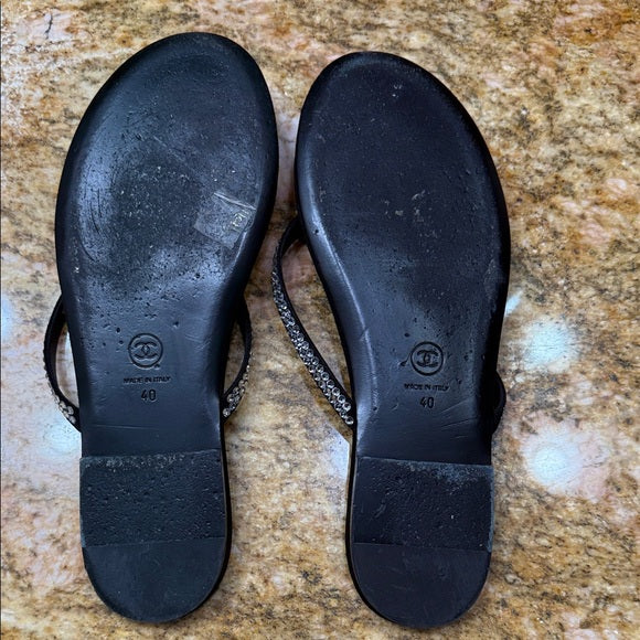 CHANEL Black Rhinestone Thong Sandals with Silver Accents – Size 40 (Pre-Owned)